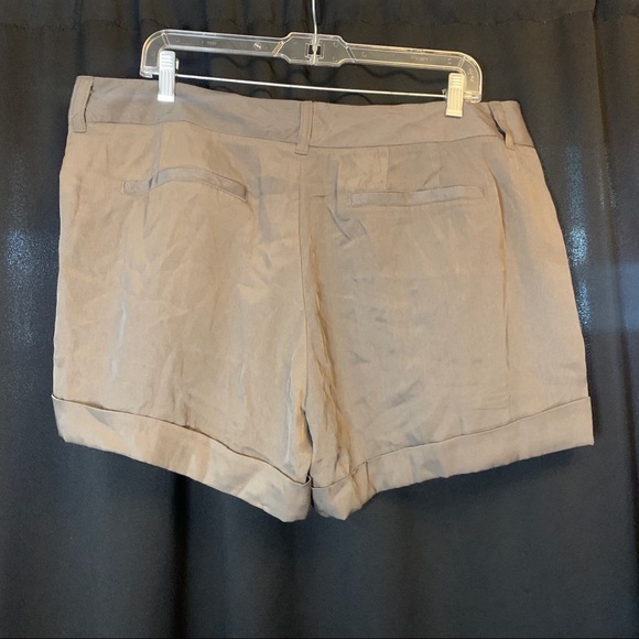 Old Navy pleated shorts size 16 dark grey nylon - Picture 2 of 2